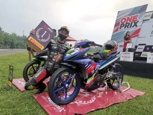 Aditya Fauzi, salah satu pembalap Yamaha Yamalube SJCRT TDR Cargloss Racetech RRS yang berhasil sabet podium pertama di kelas expert race 1. (Foto/istimewa)