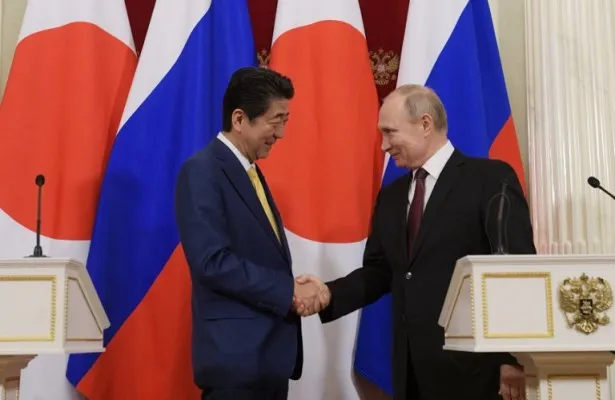 Presiden Rusia Vladimir Putin dan Perdana Menteri Jepang Shinzo Abe di Kremlin di Moskow pada 22 Januari 2019. (AFP/Alexey Druzhinin/Sputnik)