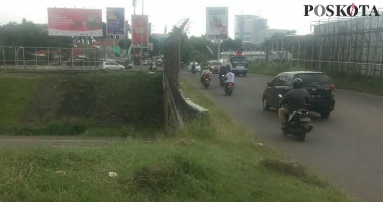 Lokasi motor ojol terjun ke Tol Jakarta - BSD. (foto: ridsha vimanda)