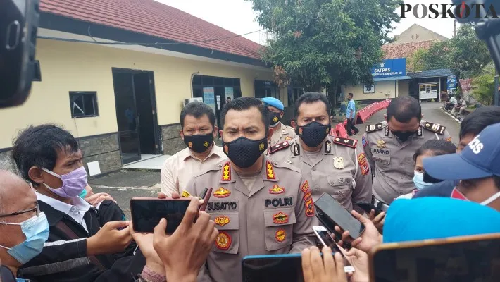 Kapolresta Bogor Kota  Kombes Susatyo Purnomo Condro bersama Kasat Lantas dalam kegiatan pemusnahan barang bukti. (angga) 