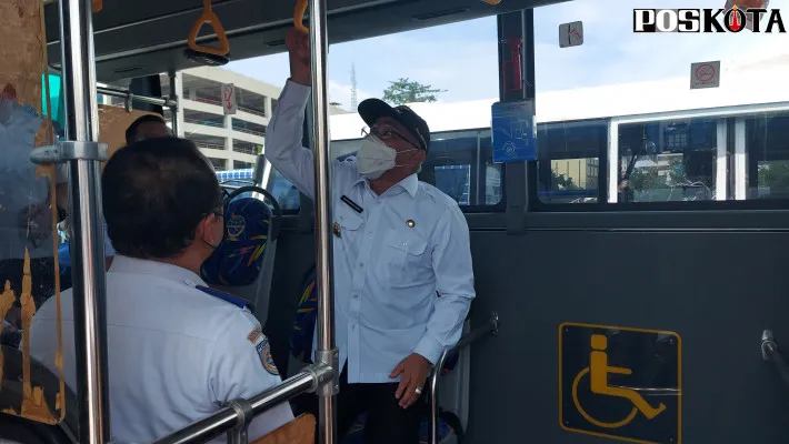 Wali Kota Depok, M. Idris menjajal transportasi D',Gol dan JRC. (foto: poskota/angga pahlevi)