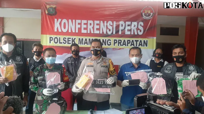 Petugas Polsek mampang prapatan meringkus Polisi Narkoba Gadungan. (adji)