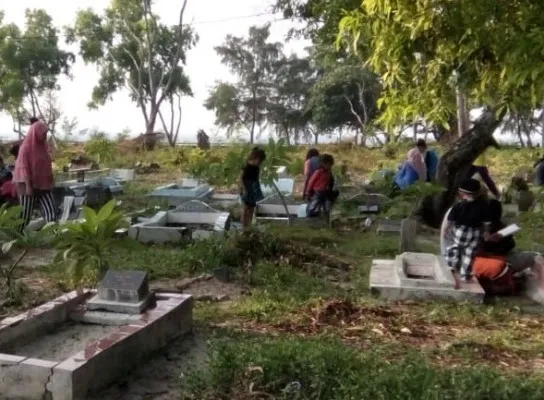 Menjelang datangnya bulan suci Ramadan 1442 Hijriyah, warga Kepulauan Seribu tampak ramai mengunjungi TPU Pulau Karya. (foto: istimewa)