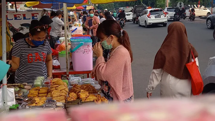 Pedagang takjil menjamur di Jalan Panjang Arteri Kelapa Dua, Kebon Jeruk, Jakarta Barat. (cr01)