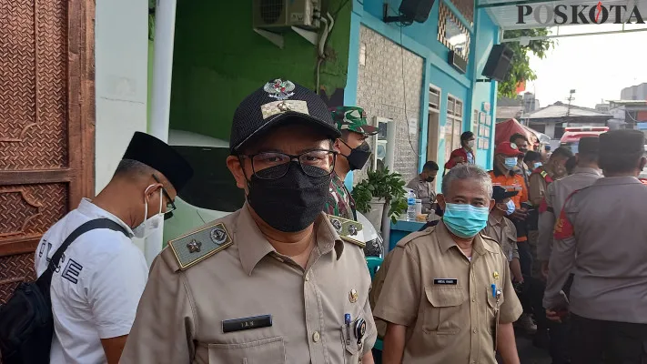 Lurah Keagungan, Taman Sari, Ian Imanuddin saat memantau korban kebakaran di Keagungan, Taman Sari, Jakbar. (foto: poskota/cr01)