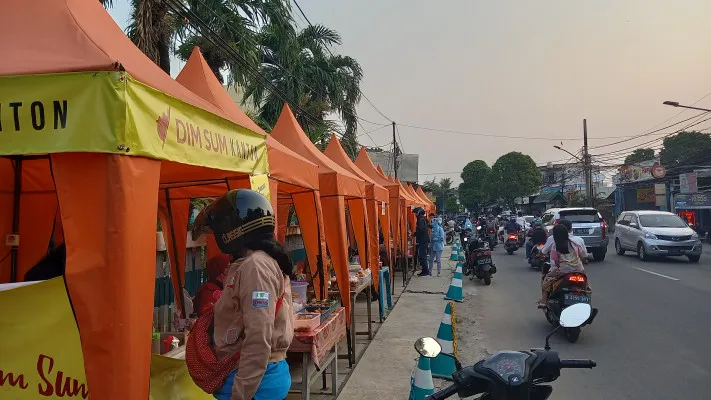 Maimun (55) Pedagang Takjil Di Lapak Yang Ada Di Depan Masjid Taman Cahaya, Kedoya Utara. (cr01)