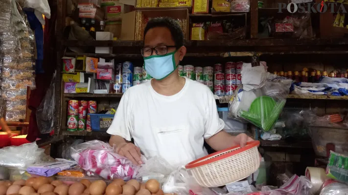 Efendi, pedagang sembako di Pasar Tomang Barat. (foto: poskota/cr01)