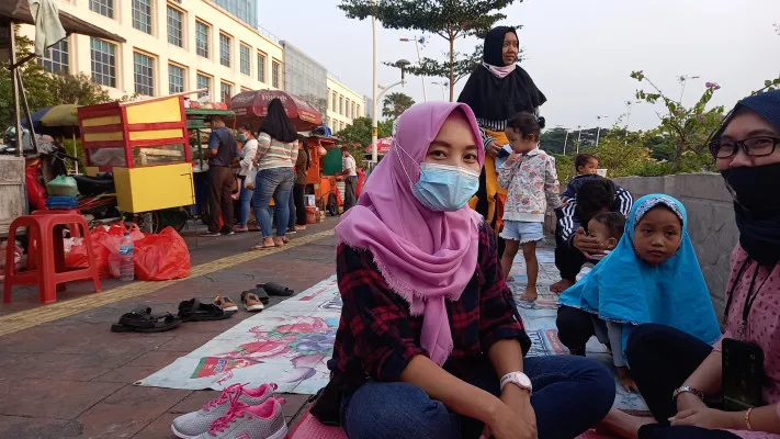 Nisa (30) Salah Satu Pengunjung Tempat Ngabuburit Kawasan CNI, Kembangan, Jakarta Barat. (cr01).