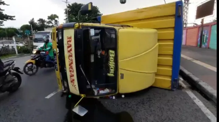 Truk boks yang terguling di Jalan Jatinegara Timur. (Ifand)