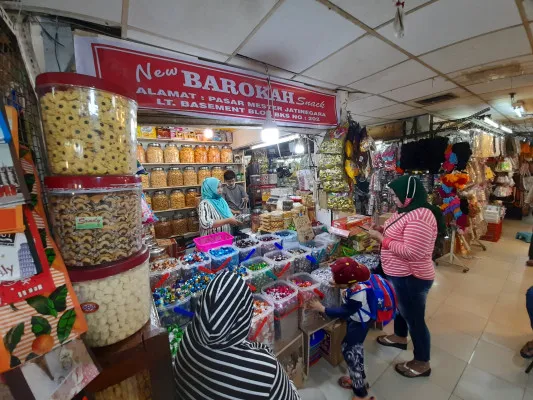 Suasana di toko kue kering di pasar Jatinegara. (foto: ifand)