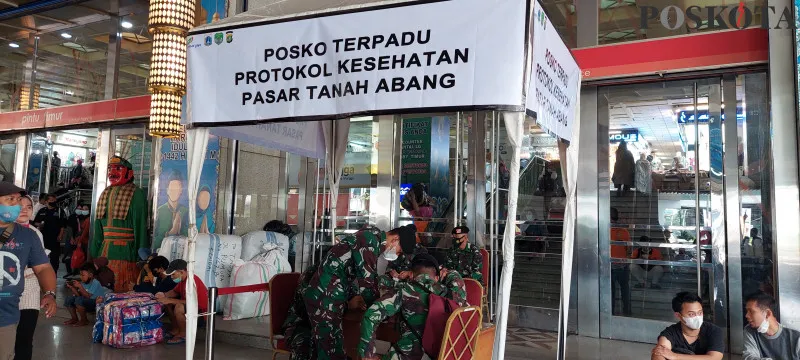 Petugas TNI memantau prokes Covid-19 di Pasar Tanah Abang (cr05)