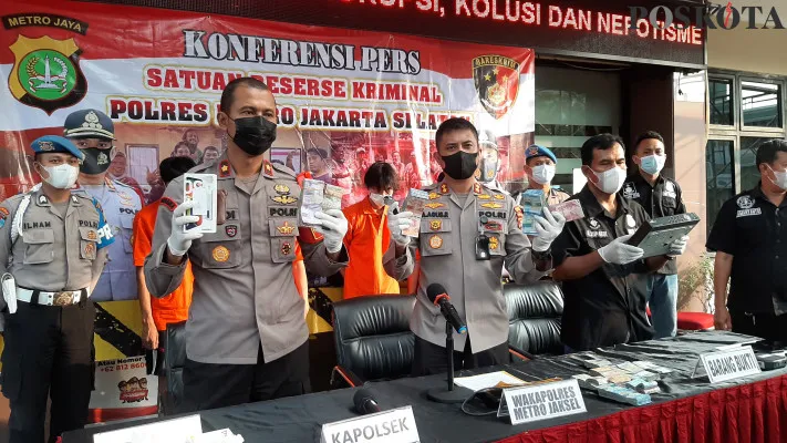 Polisi menunjukkan barang bukti pencurian brankas dan rokok minimarket di Kawasan Pancoran, Jaksel. (adji)