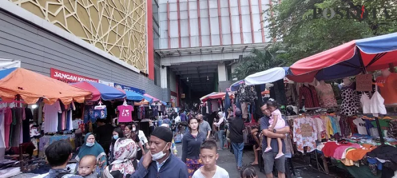 Suasana ramai pengunjung dan pedagang di kawasan Blok F Pasar Tanah Abang Jakarta Pusat, Senin, (10/5/2021). (foto: cr05)