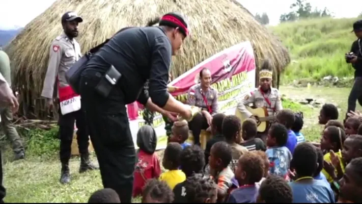 Binmas Noken Satgas Nemangkawi beserta Kodim 1714/PJ Ilaga berikan Trauma Healing kepada anak-anak di kampung Tagaloa, Wuloni dan Mayuberi. (ist)