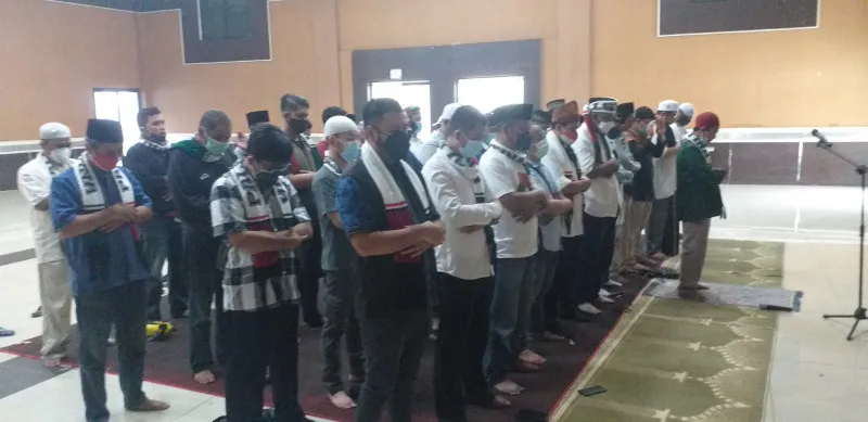 Salat gaib bersama digelar sejumlah elemen pemuda Jakarta di Gedung KNPI DKI.  (deny)