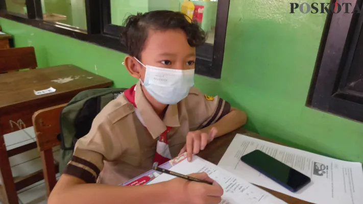 Siswa kelas V SDN 03 Duri Kepa, Aldo. (foto: poskota.co.id/cr01)