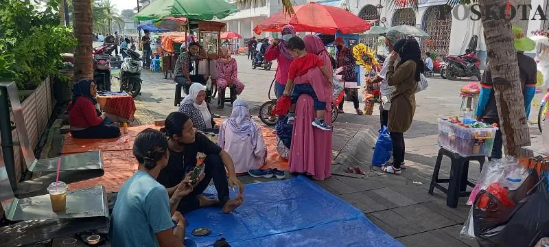 Kawasan Wisata Kota Tua pada hari libur akhir pekan ramai pengunjung. Pedagang sumringah karena dagangan laris. (foto: cr01)