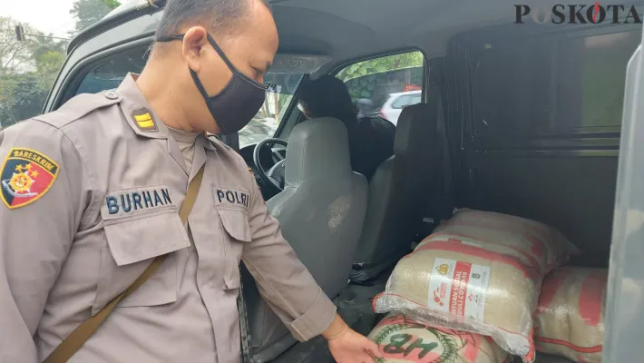 Kapolsek Sawangan AKP Mubarak bersama tiga pilar Kecamatan Sawangan dan Lurah Bedahan memberikan paket sembako bagi warga isolasi mandiri (foto: angga)