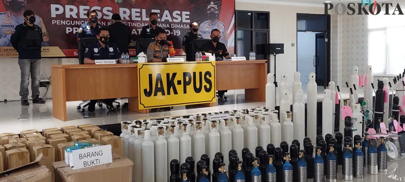 Wakapolres Metro Jakarta Pusat AKBP Setyo Koes Heryanto memimpin konferensi pers pengungkapan penjual tabung oksigen di Polres Metro Jakarta Pusat. (cr05)