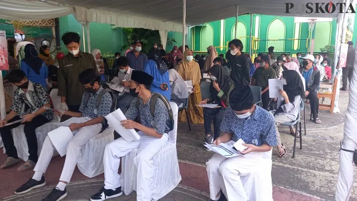 Program vaksinasi bagi pelajar di SMK Satria, Srengseng, Kembangan, Jakarta Barat. (foto: poskota.co.id/cr02)