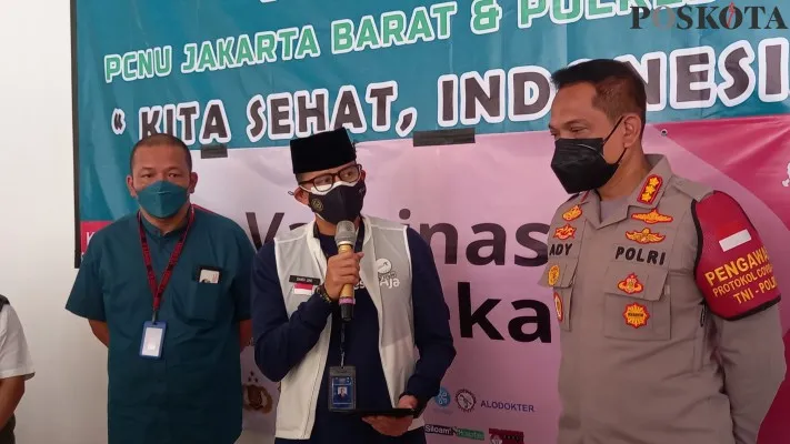 Menteri Pariwisata dan Ekonomi Kreatif RI, Sandiaga Uno bersama Kapolres Metro Jakarta Barat, Kombes Pol Ady Wibowo saat meninjau gerai Vaksin Merdeka di Masjid KH Hasyim Ashari, Kamis (5/8/2021). (foto: poskota/co.id/cr01)