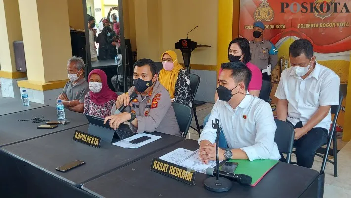 Kapolresta Bogor Kota bersama Kasat Reskrim dan PAur Bagian Humas Iptu Rachmat mengajak kakek dan nenek yang menjadi korban pengambilan anak tanpa hal sebagai jaminan pinjaman hutang. (angga) 