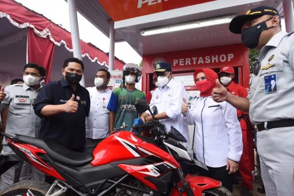 Menteri BUMN dan Menteri Perhubungan Kunjungi Pertashop di Cepu Kabupaten Blora. (foto/pertamina)