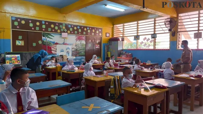 Kegiatan PTM di SDN 15 Pagi Cengkareng Barat, Cengkareng, Jakarta Barat. (foto: poskota/cr01)