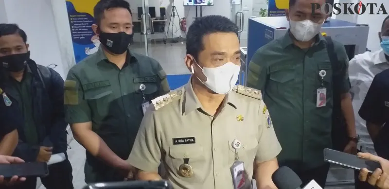 Wakil Gubernur DKI Ahmad Riza Patria, saat dimintai keterangan wartawan di Balaikota DKI, Senin (30/8/2021). (deny)