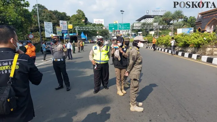 Penjagaan personil gabungan Polres Bogor di Pos Penjagaan Simpang Gadog penerapan sistem ganjil genap Jalan Raya Puncak. (angga)