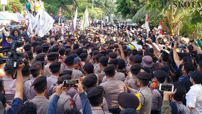 Aksi demonstrasi massa BEM SI di Gedung Merah Putih KPK, Kuningan, Jakarta Selatan. (cr-05) 