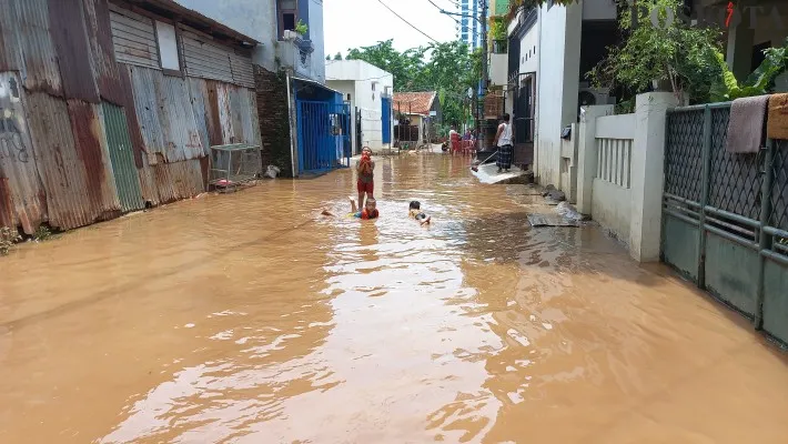 Banjir di Jalan Haji Briti, Kembangan, Jakarta Barat. (cr01)