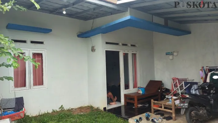 Pencuri diduga mencongkel jendela rumah saat ditinggalkan pemiliknya. (foto: poskota/angga pahlevi)