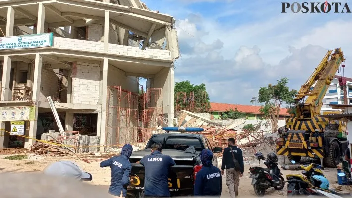 Bangunan sekolah SMA Negeri 96 Jakarta yang roboh. (cr01)