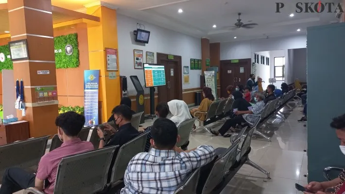 Foto: Suasana di ruang tunggu sidang cerai Pengadilan Agama Jakarta Barat, Angka perceraian meningkat ribuan wanita terancam jadi janda. (Poskota/Pandi Ramedhan)