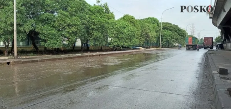 Jalan rusak di Jalan Raya Cilincing, depan KBN membahayakan pengendara motor dikeluhkan warga. (foto: poskota/ tuahta simanjuntak)