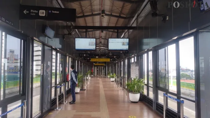 Foto: Suasana Halte Integrasi Busway CSW, Kebayoran Baru, Jaksel. (Dok. Poskota)