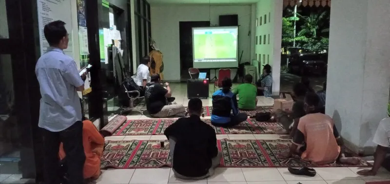 Nonton Bareng Di Adakan Di Pelataran Kantor Kelurahan Ancol Jakarta Utara. (cr11)