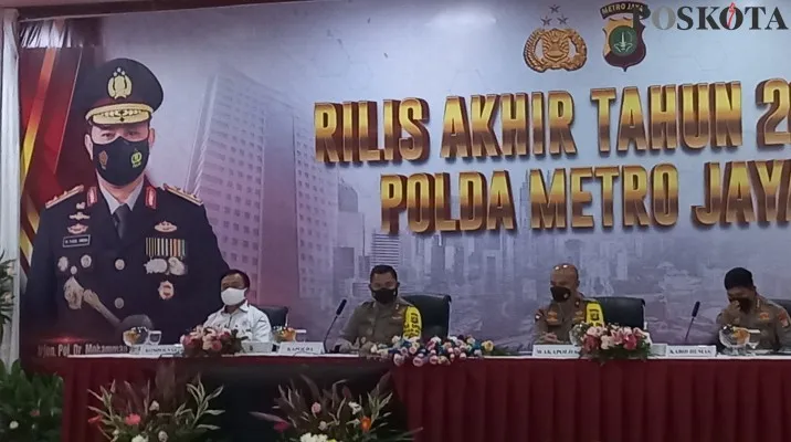 Kapolda Metro Jaya Irjen M Fadil Imran saat melaksanakan rilis akhir tahun di Gedung Balai Pertemuan Metro Jaya. (foto: poskota/ pandi)