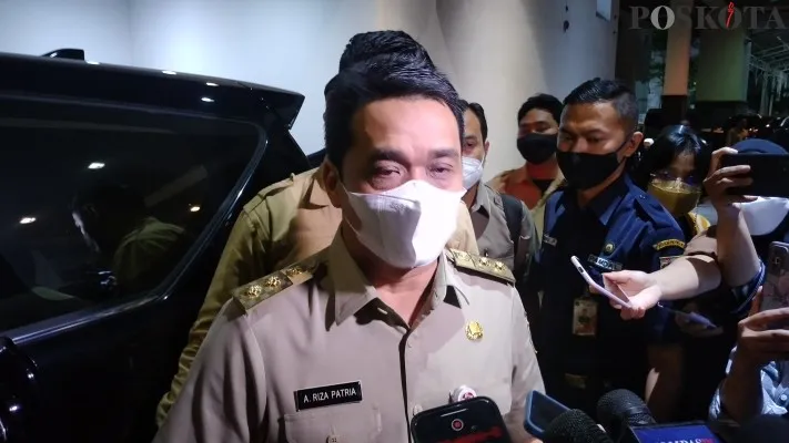 Wakil Gubernur DKI Jakarta, Ahmad Riza Patria saat diwawancarai wartawan di Balaikota DKI Jakarta, Selasa (4/1/2022) malam. (cr10)