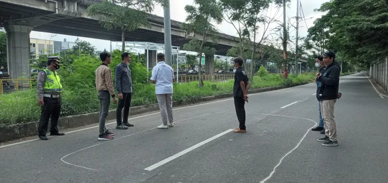 Rifat sungkar saat memantau langsung arena street race. (cr11)