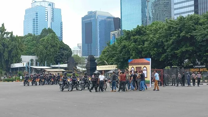 Simulasi tim patroli perintis presisi di lapangan presisi Polda Metro Jaya. (foto: poskota/ pandi)