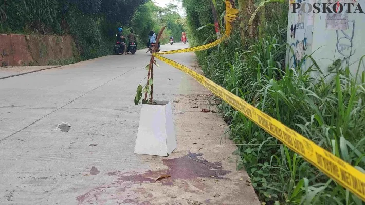 Lokasi tempat kejadian korban tewas sama polisi dipasang garis polisi dan masih banyak ceceran darah korban di TKP (angga)