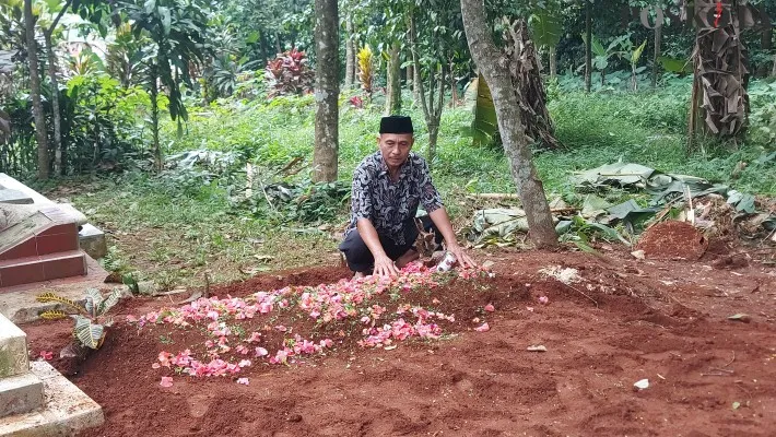 Bapak korban Ayang, sedang berdoa di atas pulsaran makam anaknya almarhum Aip Firmansyah yang jadi korban begal dan suasana rumah duka. (angga) 