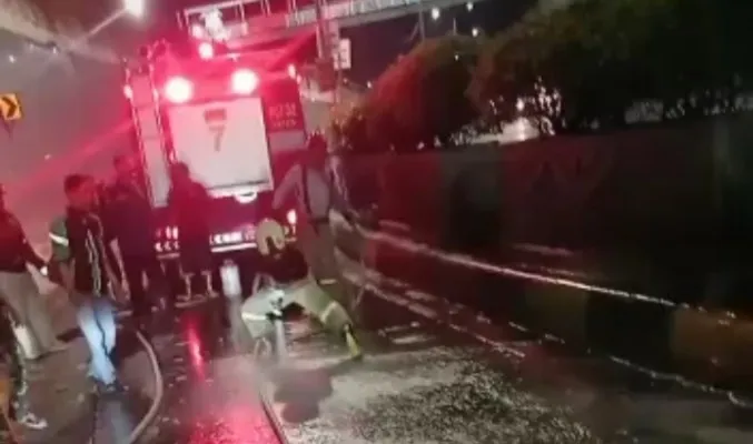 Petugas Gulkarmat Jakpus tengah membersihkan tumpahan oli di area Underpass Senen. (Ist)