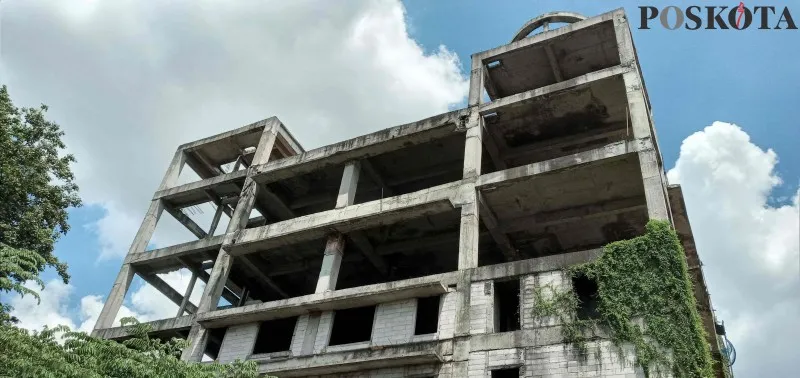 Gedung kosong di kawasan Sunter Agung, lokasi temapt ditemukan pria tewas dengan luka di kepala . (foto: poskota/ tuahta simanjuntak)