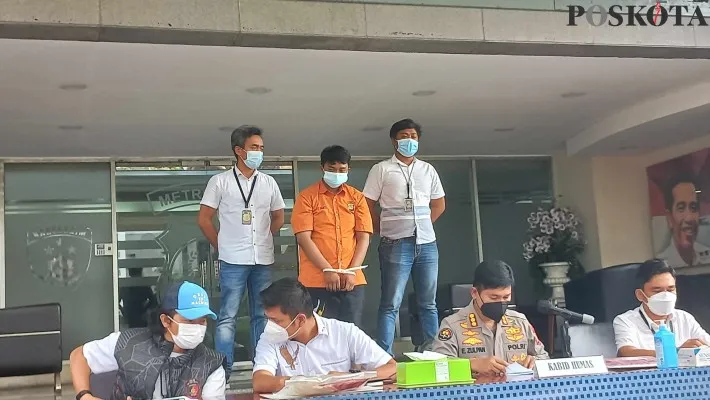 Tersangka pembunuhan pemuda di Bekasi saat ditampilkan dalam konferensi pers. (foto: poskota/ pandi)