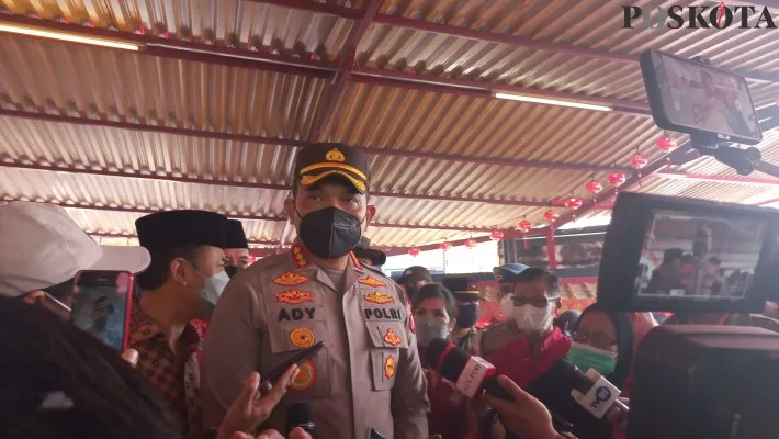 Kapolres Metro Jakarta Barat bersama Walikota Jakarta Barat Yani Wahyu Purwoko dan Dandim 0503 JB saat melakukan pemantauan di Vihara Dharma Bhakti. (foto: poskota/ pandi)