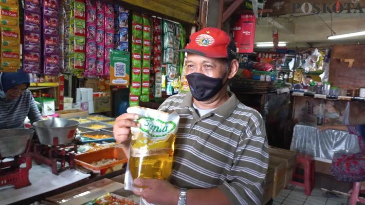 Syawal (65) pedagang minyak di Pasar Slipi Jakart Barat. (foto: poskota/ pandi)