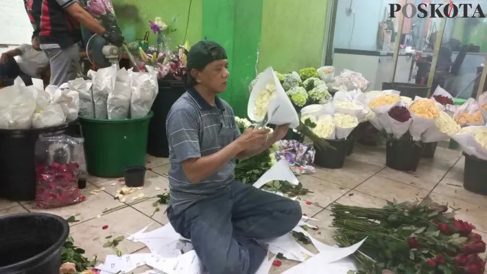 Hanafi (55) pedagang bunga di Pasar Bunga Rawa Belong Jakarta Barat. (foto: poskota/ pandi)